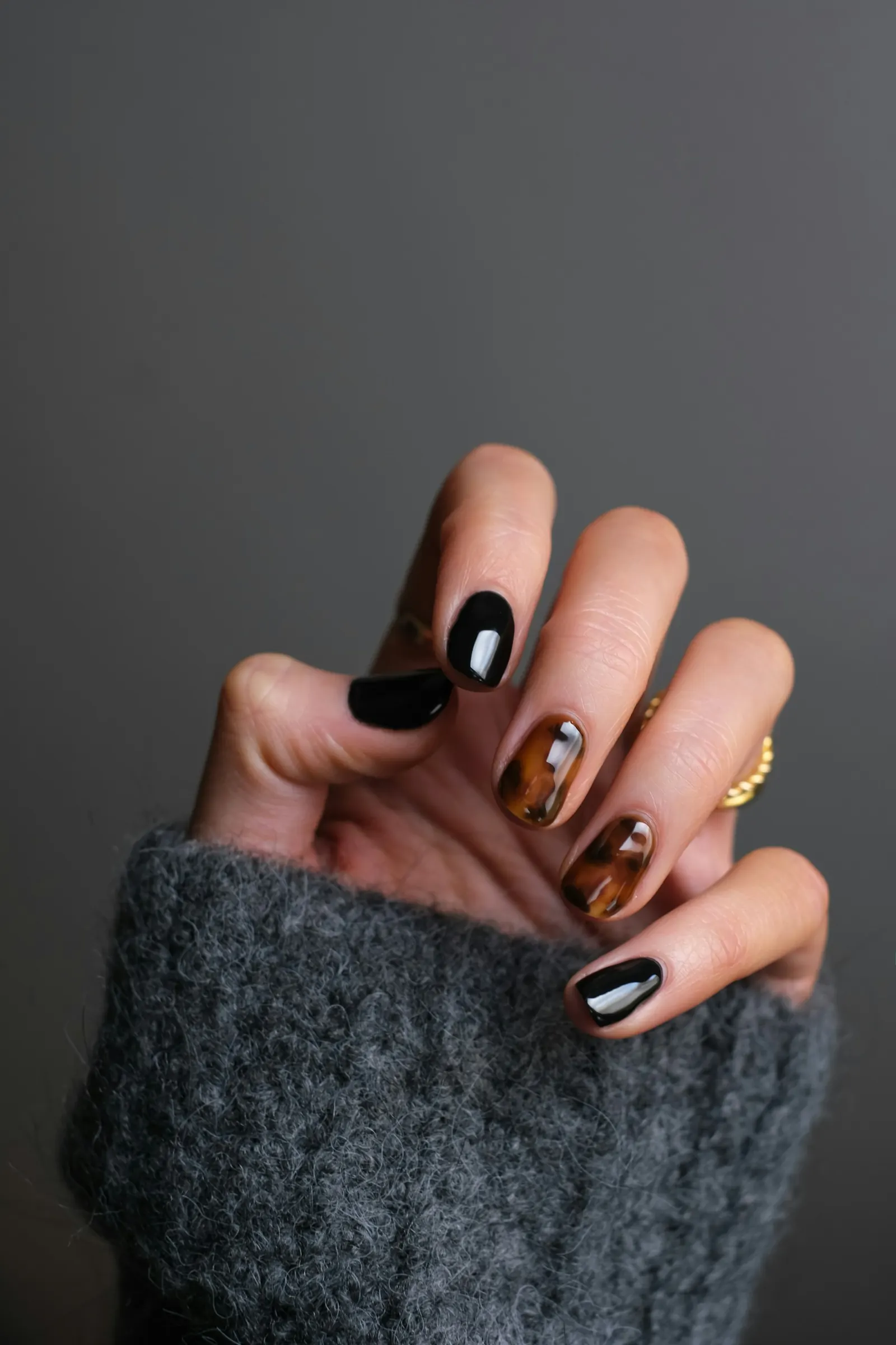 Black and tortoiseshell manicure